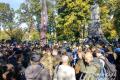 В Киеве националисты забросали советский памятник яйцами 