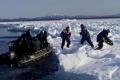 В России в Охотское море на льдине унесло около 50 рыбаков 
