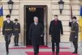 Порошенко вручил президенту Латвии высшую госнаграду Украины 
