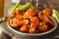 Курячі крильця Баффало, запечені в духовці: рецепт популярної страви