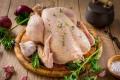 Чому не варто мити курку перед приготуванням — правда, яка може здивувати