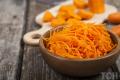 Салат зі свіжої моркви з плавленим сиром та часником: рецепт пікантної закуски