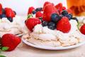 Меренговий торт із вершковим кремом та ягодами: рецепт десерту, який вразить ваших гостей