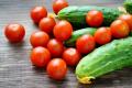 Рецепт салату з огірків та помідорів зі смачною заправкою: це не олія і не сметана