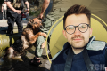 Знесилений собака обіймає ногу рятувальника: фотограф Данило Павлов розповів історію знімка з Херсона, який облетів увесь світ