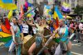 Оля Полякова у блискучих обладунках з мечем в руках очолила українську колону на ЛГБТ-марші у Лондоні