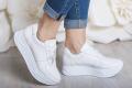Як почистити білі кросівки в домашніх умовах: найкращі поради