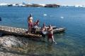 Украинские полярники скупались на Крещение в бухте в Антарктике
