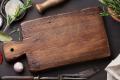 Дерев’яна кухонна дошка буде, як нова: неприємний запах і темні плями зникнуть, наче й не було