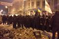 Противостояние на Грушевского длится более 10 часов: на Парковой возводят баррикады, среди протестующих много раненых