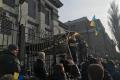 Митингующие забросали яйцами посольство РФ в Киеве