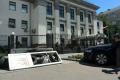 Киевляне пикетируют посольство РФ – принесли шины и «коктейли Молотова»