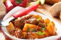 Гуляш із яловичини з картоплею: рецепт популярної гарячої страви