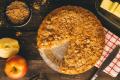 Яблучний пиріг без міксера та яєць: швидко змішуємо фрукти з сухою сумішшю — і отримуємо неймовірно смачну випічку