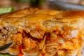 Пиріг без тіста, який з’їдають до останньої крихти: ніжна курка та соковиті гриби — готовий за 40 хвилин