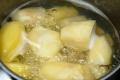 Що додати у воду під час варіння картоплі: приготується швидше та буде смачнішою