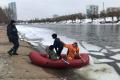 На Русановском канале в столице спасли мальчика, которого унесло от берега на льдине