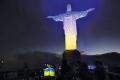 Статую Христа в Бразилии подсветили цветами украинского флага