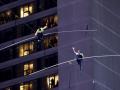 Трюки на высоте 25 этажа: в Нью-Йорке пара акробатов выступила прямо над Таймс-Сквер