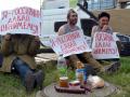 Я россиянин, давай обнимемся: под Генконсульство РФ в Одессе вывели бездомных 