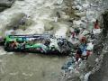 В Перу автобус с людьми упал в 120-метровую пропасть