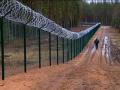 Латвия от России отгородилась 93-километровым забором