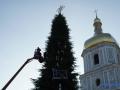 На Софийской площади разбирают главную елку страны