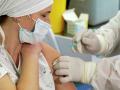 Небезпечна, заразна, неперевірена – міфи про вакцину від коронавірусу в Україні