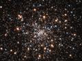 Hubble показал скопление малых черных дыр