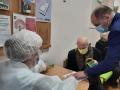 В Киеве начали вакцинировать от коронавируса людей 80+