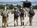 Украинские спецназовцы десантировались с американского самолета МС-130
