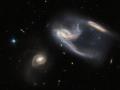 Схожі на зореліт: Hubble показав три галактики у сузір'ї Фенікс