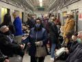 Много народа: В киевском метро людей начали не пускать на станции