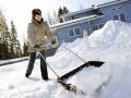 Снег как бизнес: в магазинах разметают лопаты, щетки и снегоуборщики