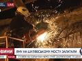 В Киеве коммунальщики залатали яму на Шулявском мосту, из которой торчала арматура