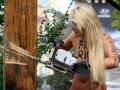 Активистка Femen, спилившая крест, сбежала от СБУ за границу