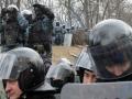 На Грушевского активисты показывают силовикам новости про Майдан
