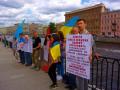 В Москве и Питере под флагами Украины провели пикеты за освобождение политзаключенных 