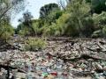 Из Украины в Венгрию и Словакию речное течение несет гору мусора
