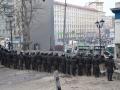 На Грушевского митингующие пытаются общаться с солдатами
