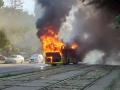 В центре Киева загорелся и сгорел автобус 