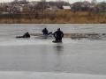 Провалились под лед: в Днепре водолазы спасли шестерых рыбаков