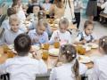 Проверки в школах Киева: котлеты неприятно пахнут, а в столовых нашли тараканов