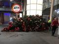 В международном аэропорту Борисполь свалилась большая новогодняя ель