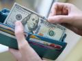 "Минималка" 300 долларов: эксперт объяснил, когда украинцам ждать роста зарплат