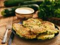 Что приготовить на завтрак: кабачковые оладьи с зеленью