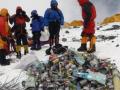 Китай закрыл для туристов базовый лагерь на Эвересте из-за мусора