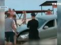 На Запорожье автомобиль под управлением пьяной дамы слетел с дороги на пляж