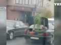 Опасная доставка: в Мукачево мужчина путешествовал в открытом багажнике