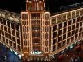 4 километра гирлянд и более 7000 лампочек: в Киеве украсили здание ЦУМа